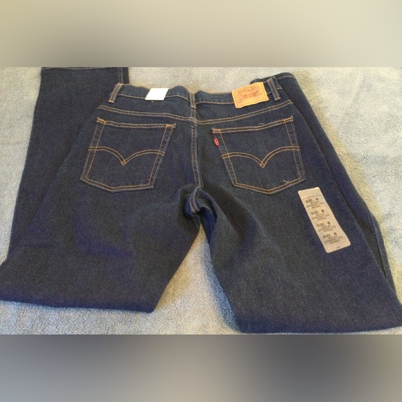 Women’s Levi Jeans - Picture 3 of 3